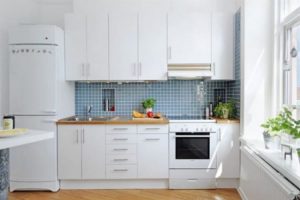 Mẫu tủ bếp bằng gỗ Laminate với gam màu trắng Tinh Tế